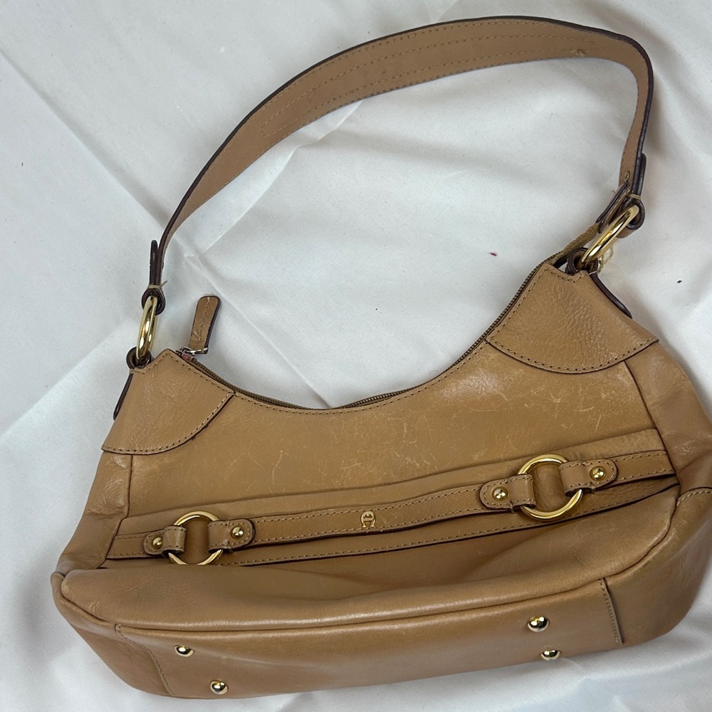 👜 Etienne Aigner Vintage Tan Leather Shoulder Bag –Gold Hardware, Classic Style - Picture 10 of 10